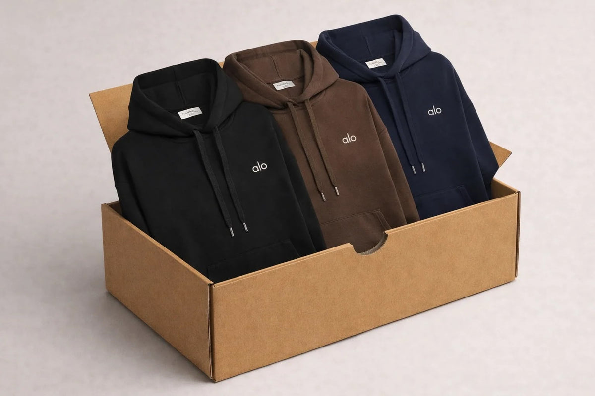 Hoodies Alo negras, café y azul marino en caja kraft